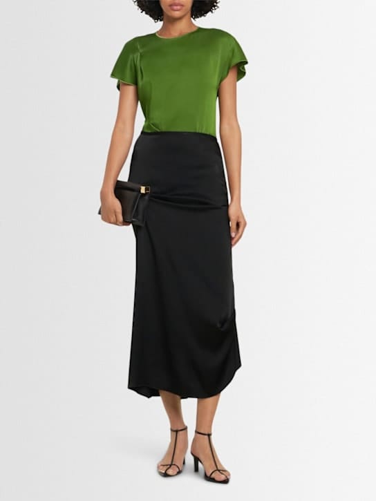 Victoria Beckham: 垂褶绸缎上衣
