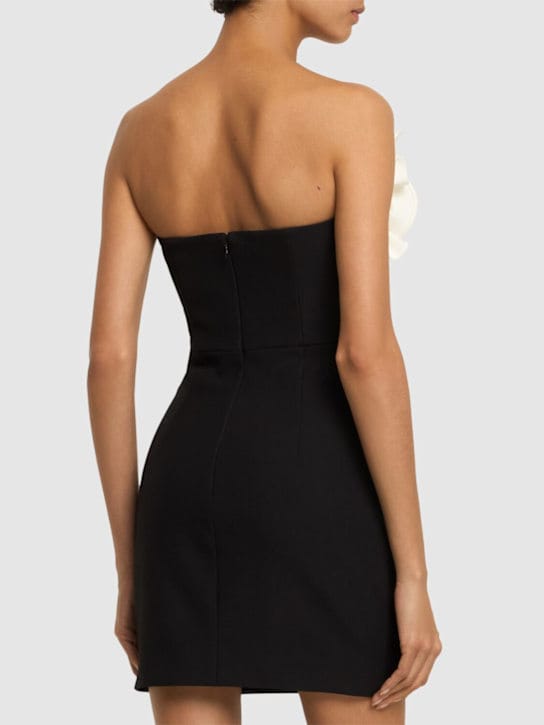 Roland Mouret: Vestido corto asimétrico con detalle floral