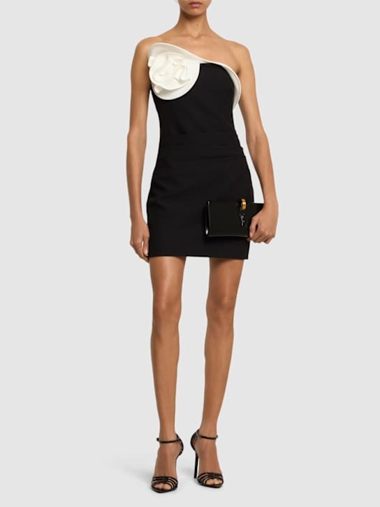 Roland Mouret: Vestido corto asimétrico con detalle floral