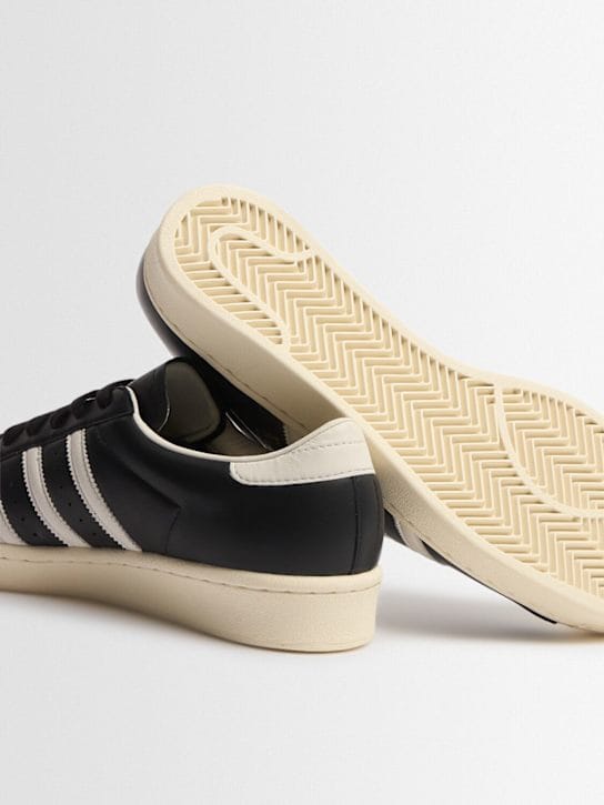 adidas Originals: Low-top sneakers with contrast details