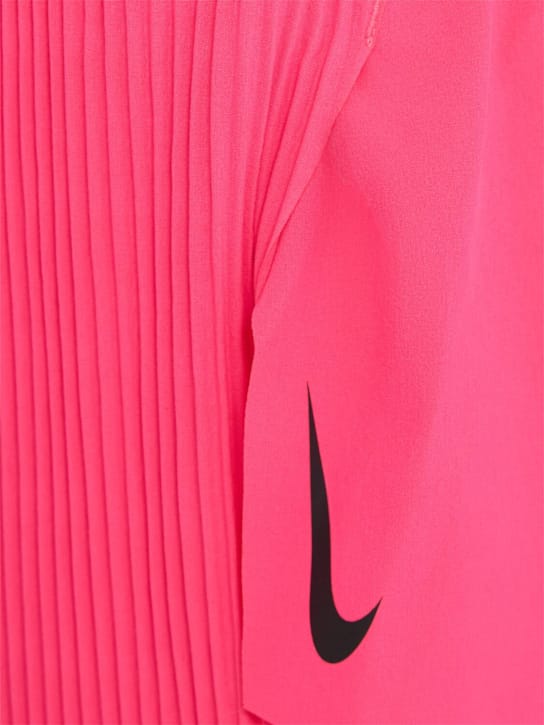 Nike: 高腰弹性短裤