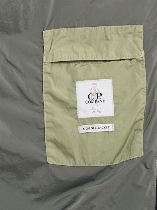 C.P. Company: 短款带帽羽绒外套