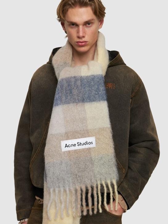 Acne Studios: 带流苏的矩形围巾