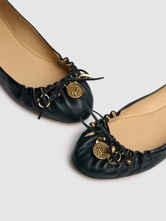 Chloé: 平底低鞋，带有装饰细节