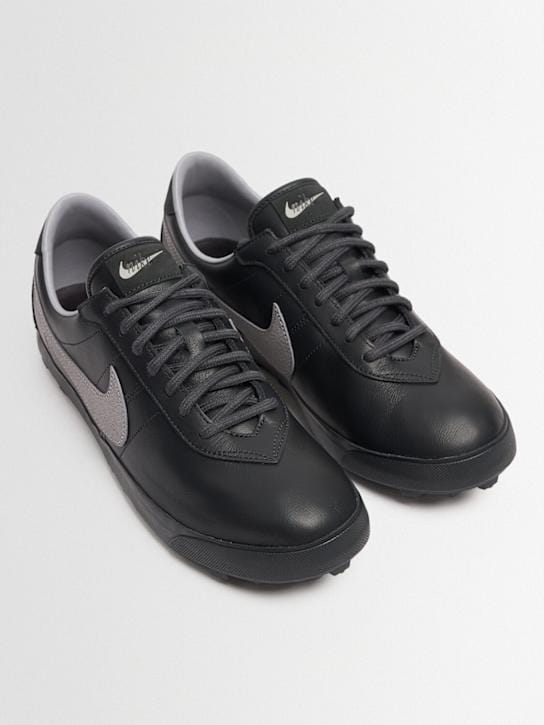 Nike - 低帮运动鞋，侧面有插入件