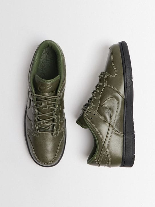 Nike: Low sneakers with lace-up fastening