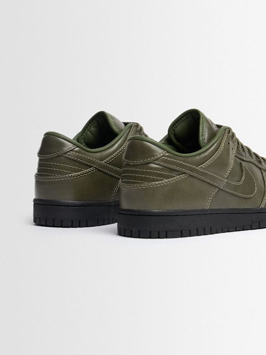 Nike: Low sneakers with lace-up fastening