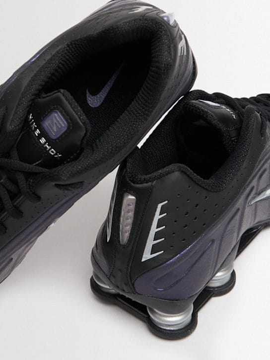 Nike: Sneakers Shox R4 Jewel