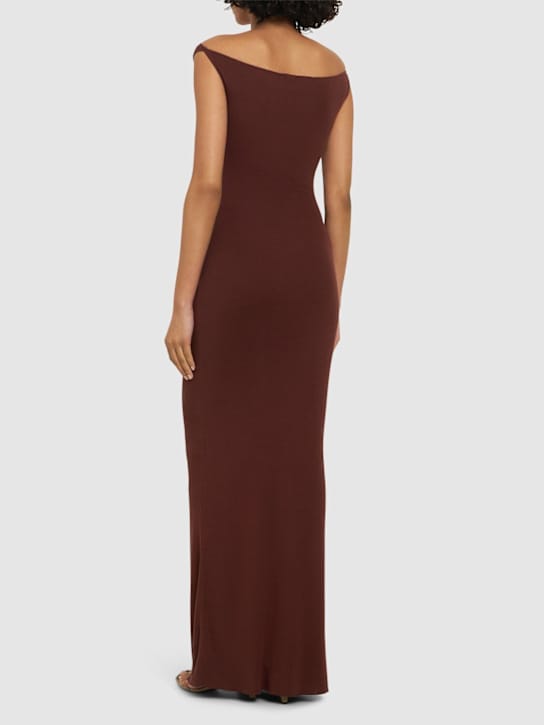 Aya Muse: Vestido largo de seda con hombros descubiertos