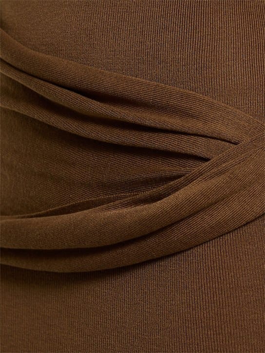 Aya Muse: Vestido largo drapeado de seda