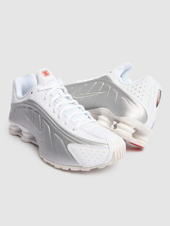 Nike: Shox R4 Sneakers