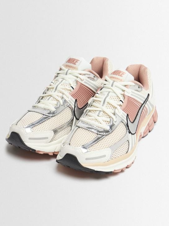 Nike: Zoom Vomero 5 运动鞋