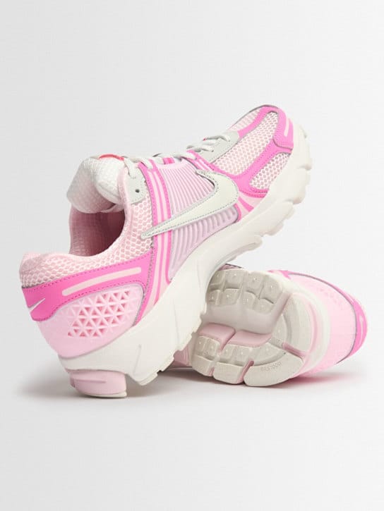 Nike: Zoom Vomero 5 运动鞋