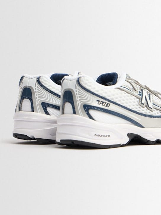 New Balance: 740运动鞋