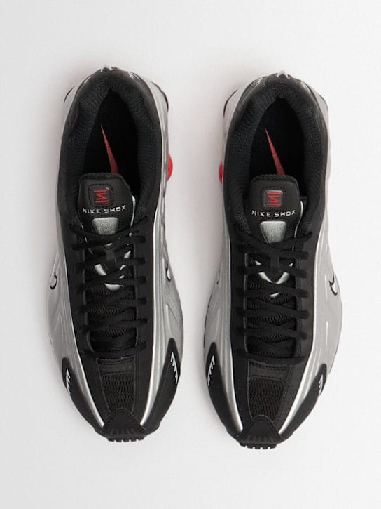 Nike: Shox R4 Sneakers