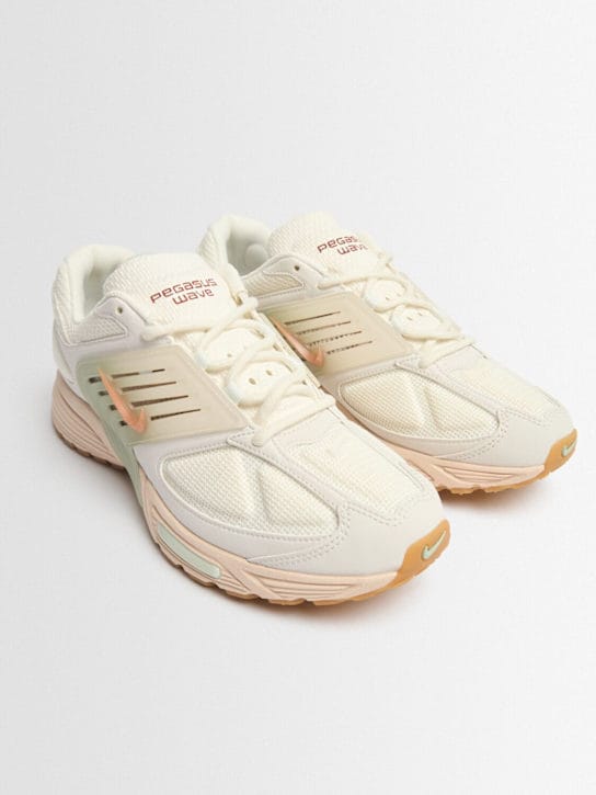 Nike - 低帮运动鞋，带有叠加细节
