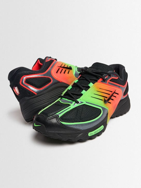 Nike - 低帮运动鞋，侧面面板设计