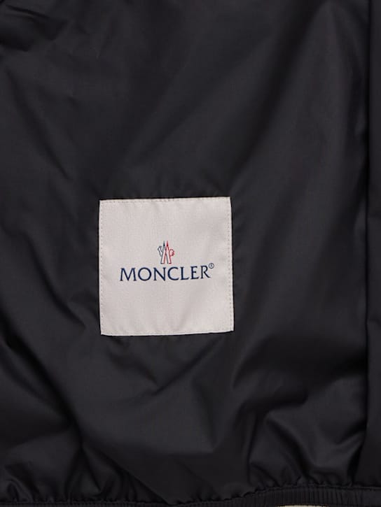Moncler: 中央闭合夹克