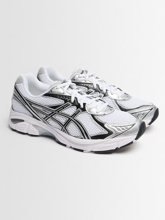 Asics: 低帮运动鞋，带有重叠细节