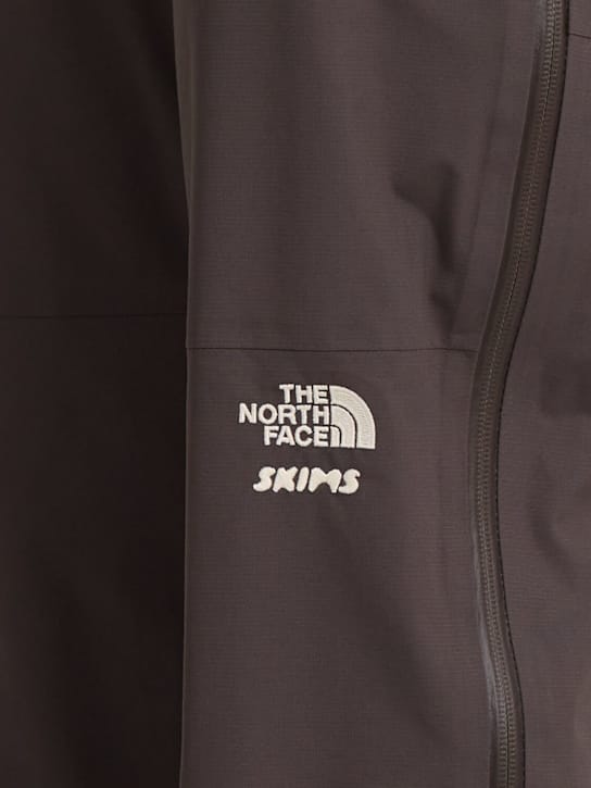 The North Face: 拉链闭合的直筒裤