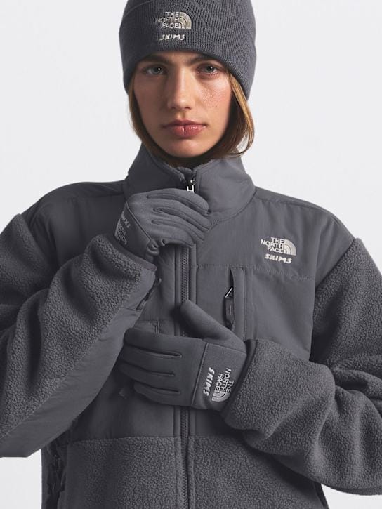 The North Face: 全指设计手腕手套