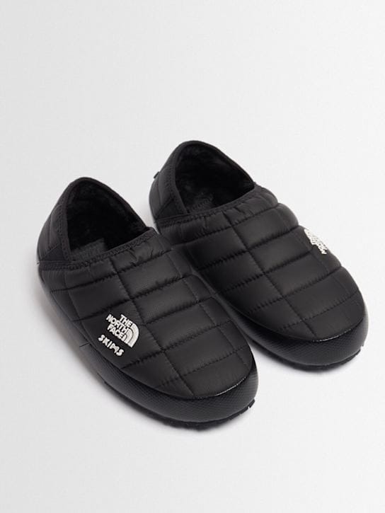 The North Face: 封闭式拖鞋