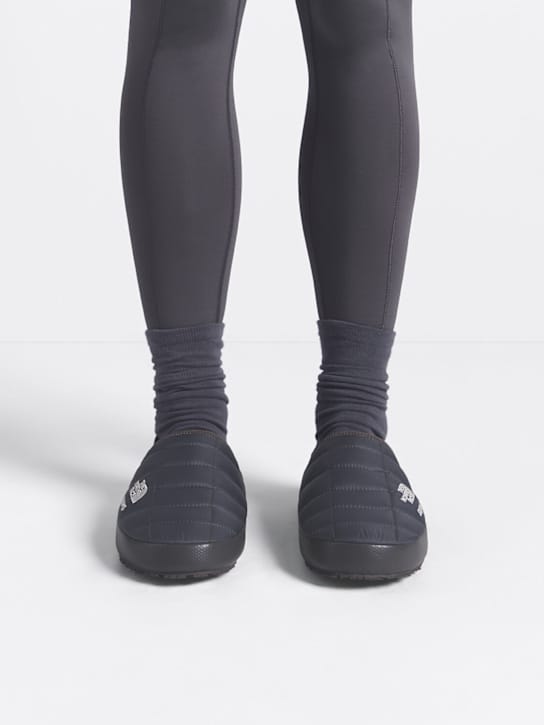 The North Face: 封闭式拖鞋