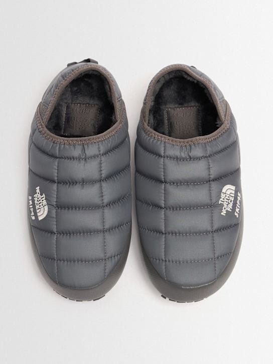 The North Face: 封闭式拖鞋