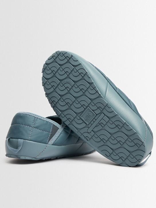 The North Face: 封闭式拖鞋