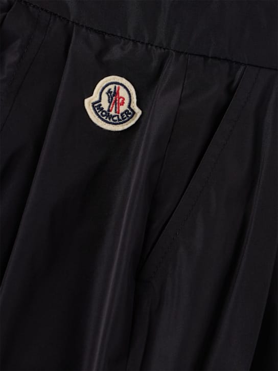 Moncler: 褶皱科技塔夫绸短裤