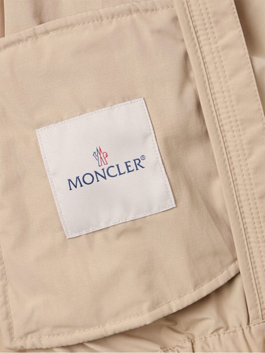 Moncler: 萨拉塞尼亚带帽科技夹克