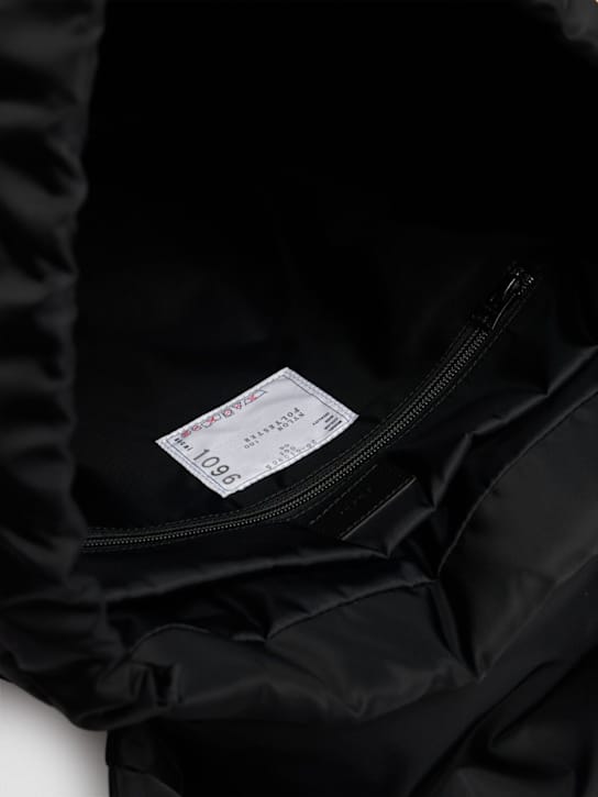Sacai: 带翻盖和扣带的背包