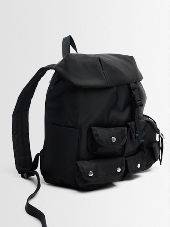 Sacai: 带翻盖和扣带的背包