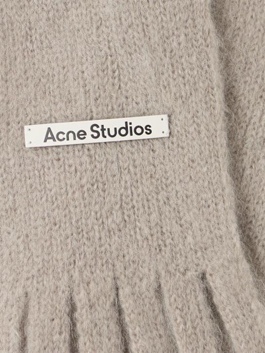 Acne Studios: 长围巾带有流苏边缘
