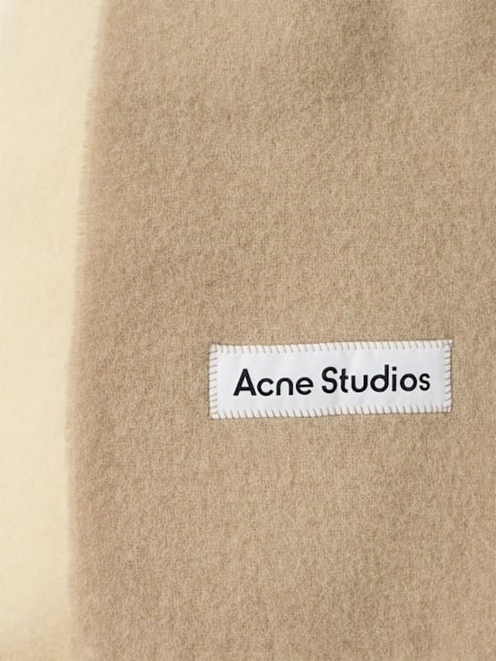 Acne Studios: 流苏围巾