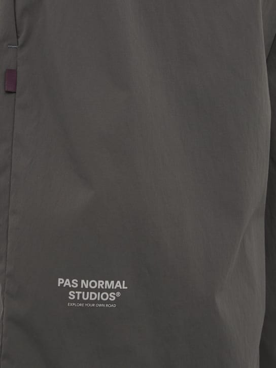 PAS NORMAL: 带腰带和几何细节的短裤