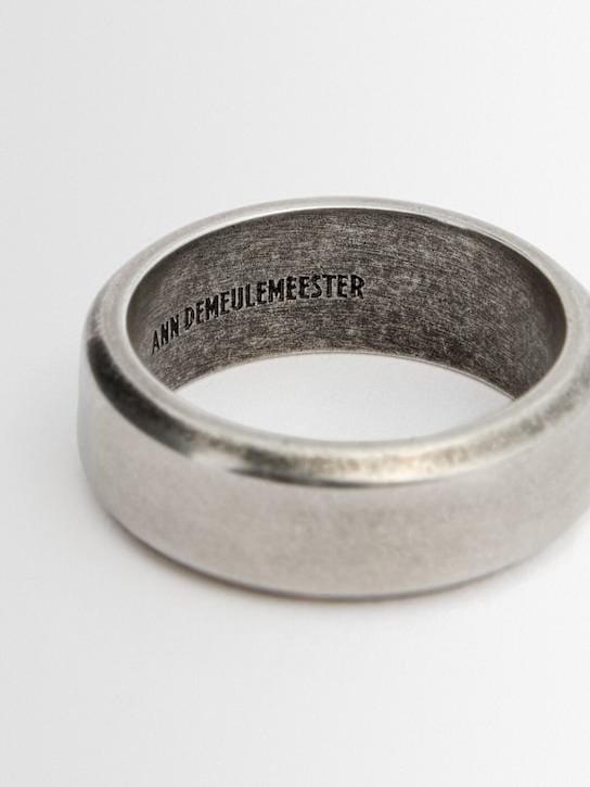 Ann Demeulemeester: 宽大的极简主义方形戒指