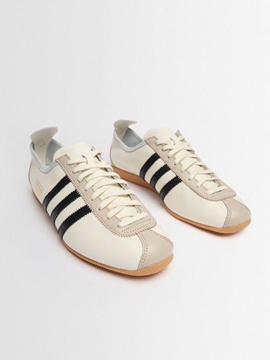 adidas Originals - 低帮鞋，带有对比细节