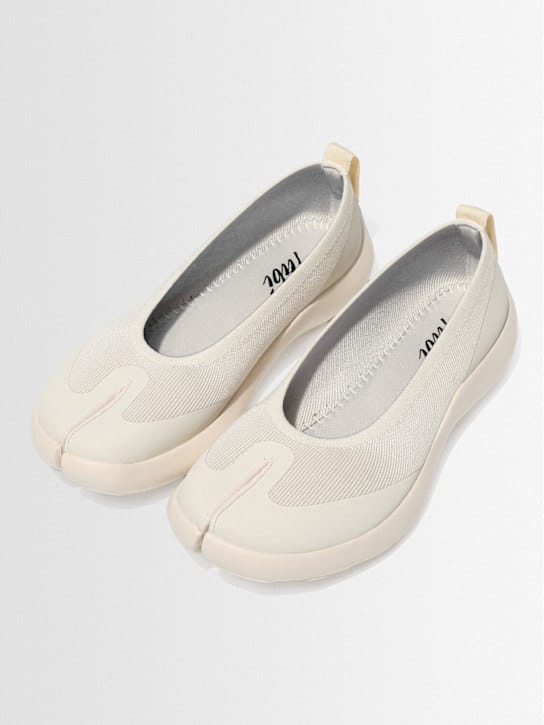 TABI: 低帮滑入式鞋，带有细节设计