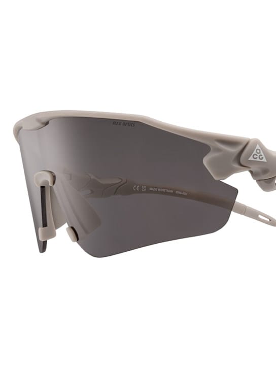 Nike: Mask-style sunglasses