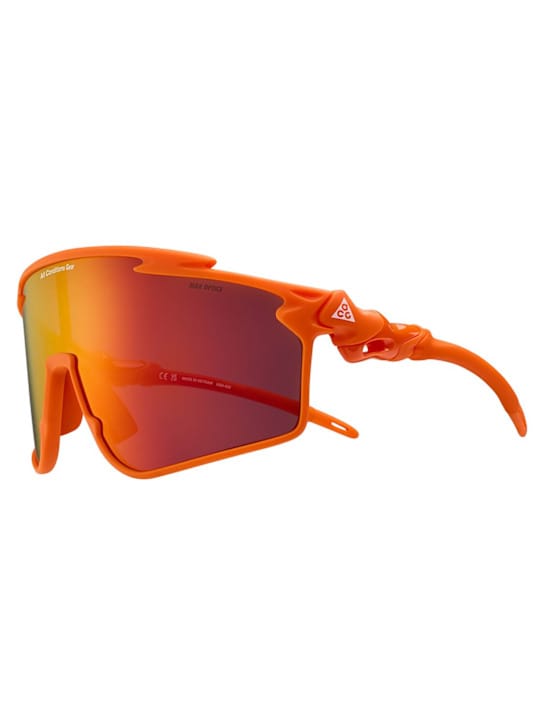 Nike: Mask-style sunglasses