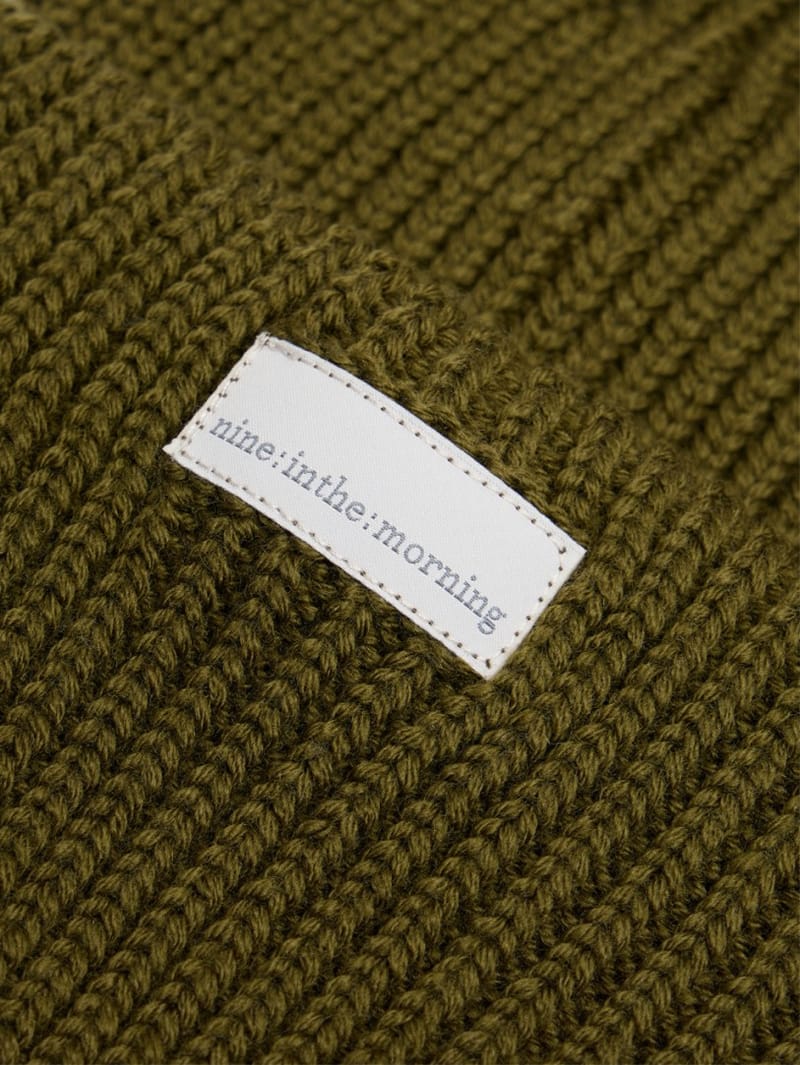 Nine In The Morning: Rippstrickmütze mit Umschlag