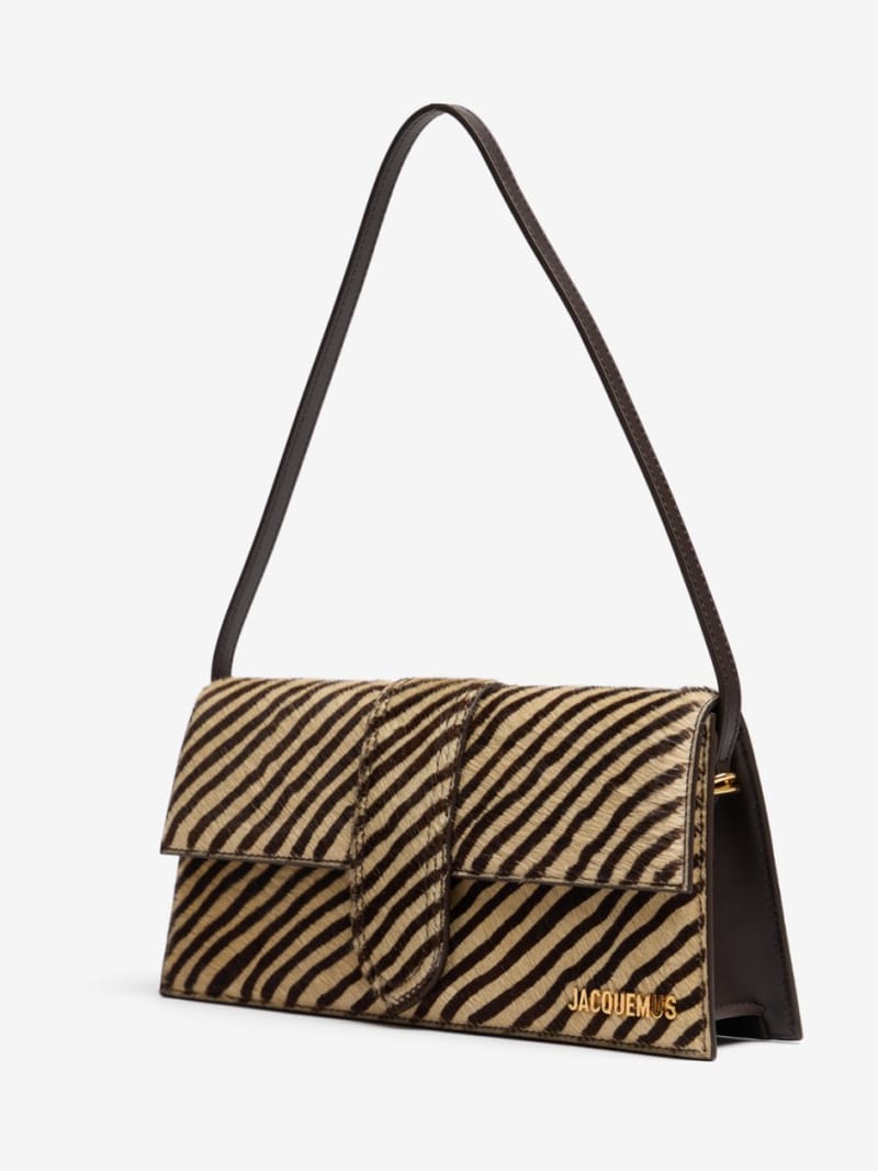 Jacquemus - Schultertasche Le Bambino Long aus Kalbsfell