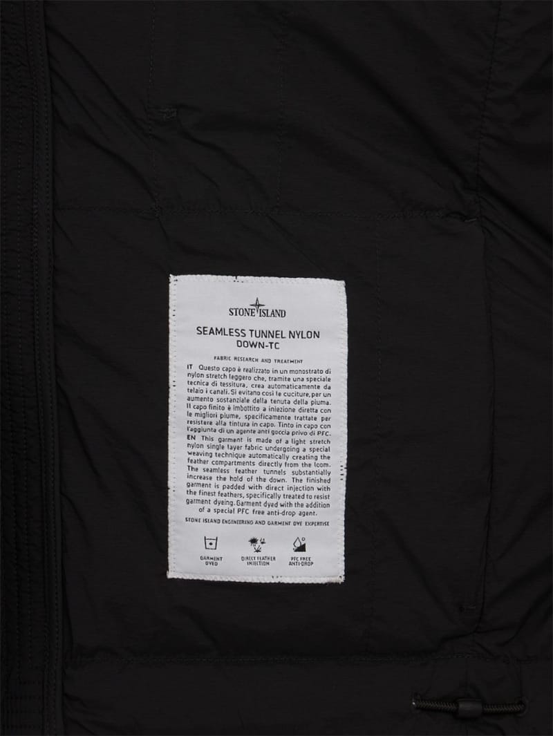 Stone Island: 轻量化绗缝尼龙羽绒夹克