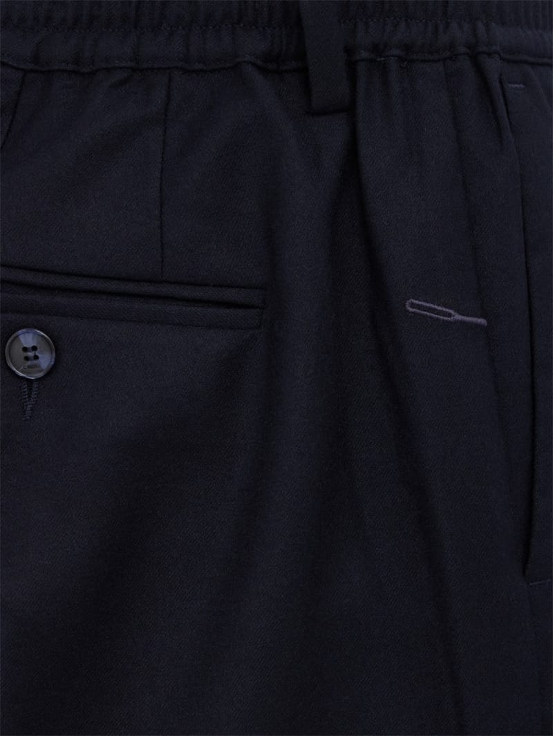 CRUNA: 单褶修身 tapered fit 配有弹性材料