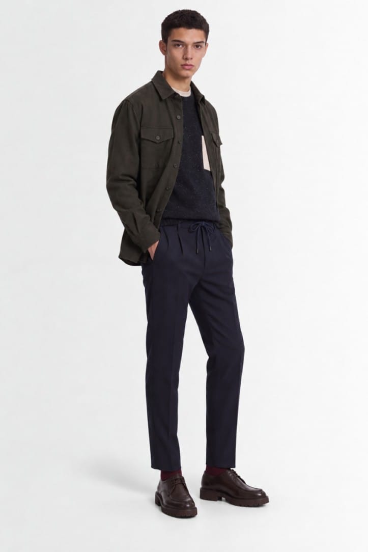 CRUNA - Pantalones ajustados con pliegue simple y corte cónico, con elastano
