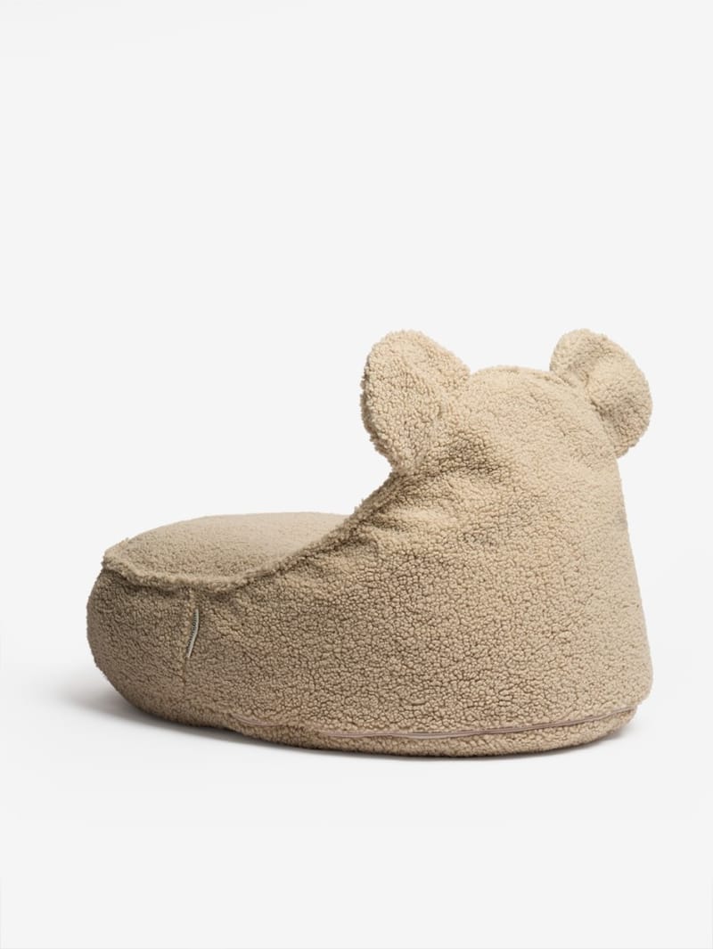 WIGIWAMA: Bären-Sitzsack aus Teddystoff