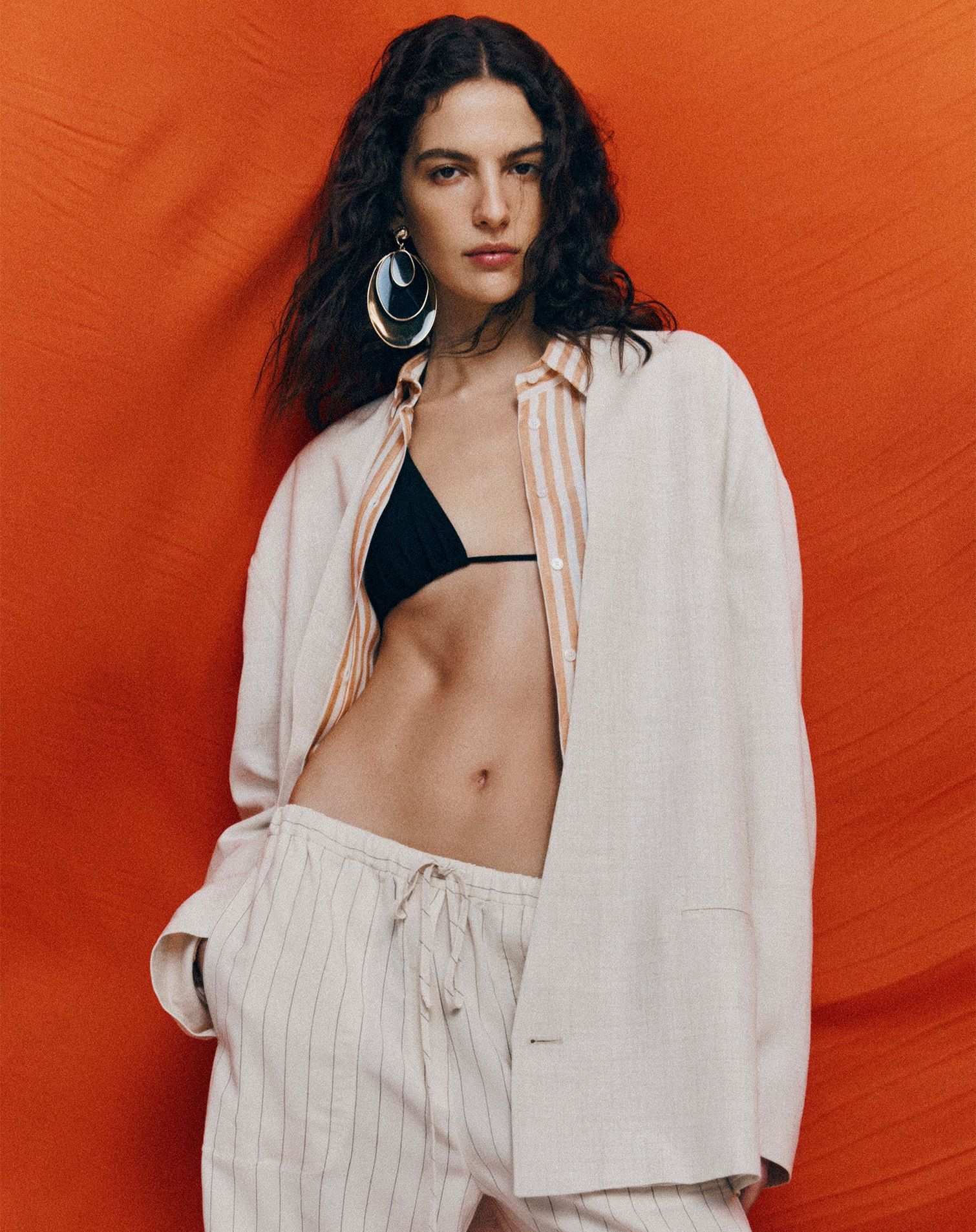 Model with summer look and maxi hoop earring