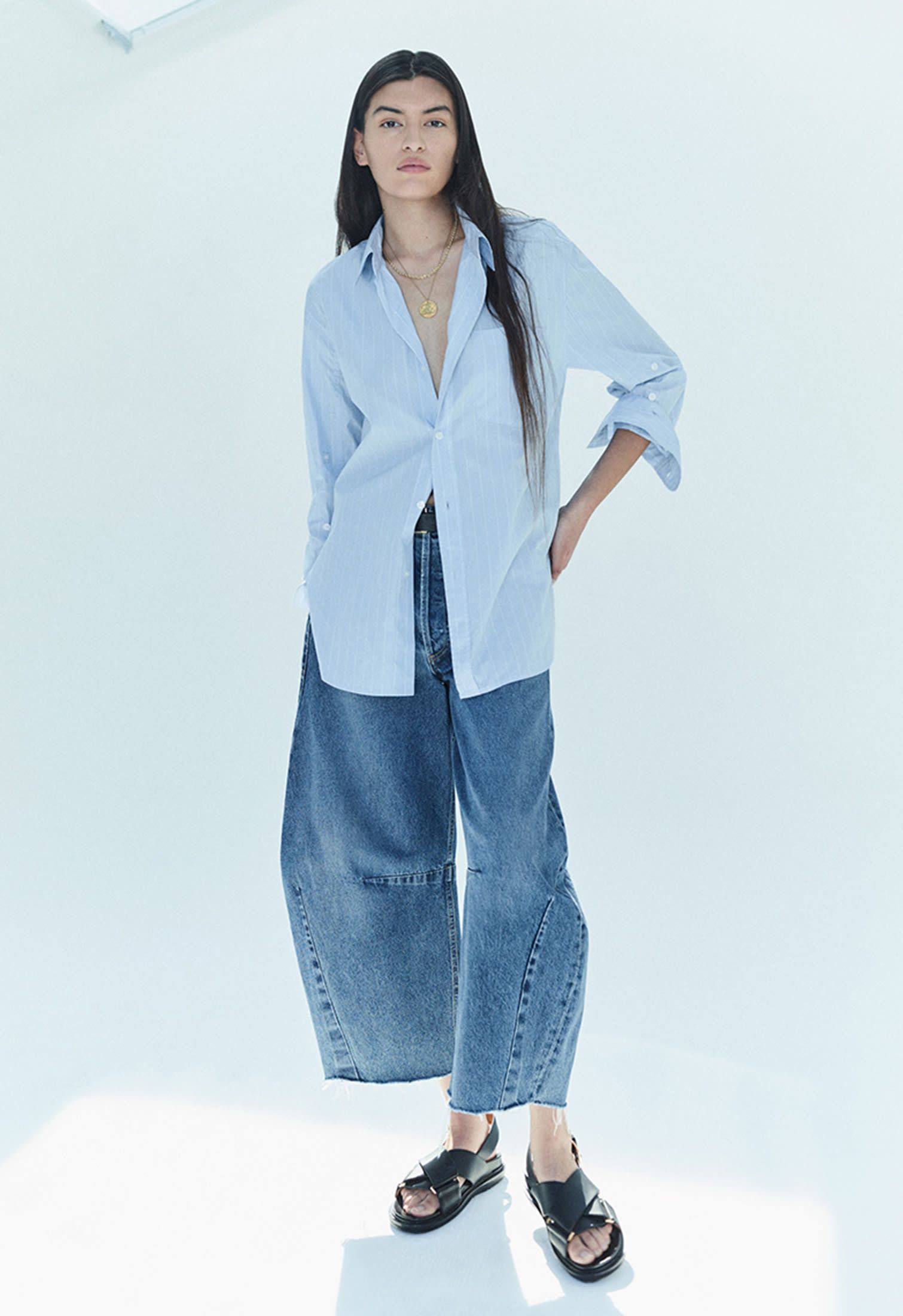 Blue barrel jeans with frayed hem