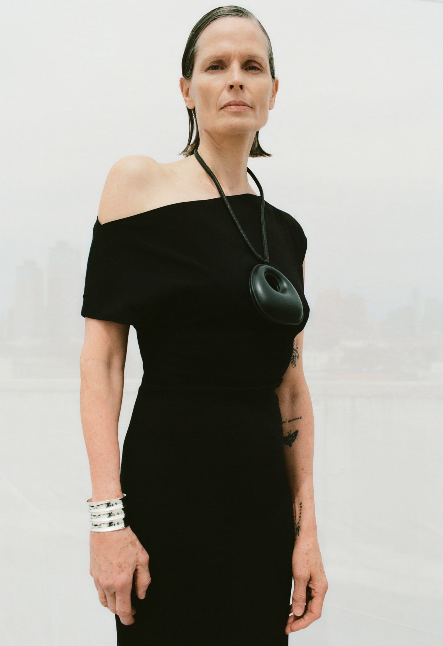 Woman with a sustainable black dress and jewelry